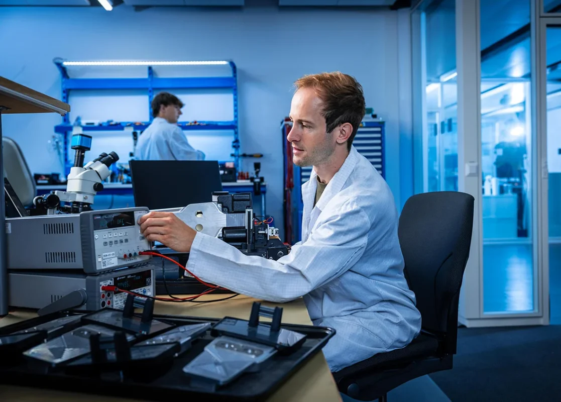 Variosystems applies a variety of optical and electrical test methods as well as environmental tests. The high degree of automation and the involvement during development lower costs over the long term.